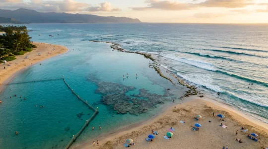 Vue aérienne des trois plages de l'ouest de la Réunion avec baigneurs et filet de protection visible