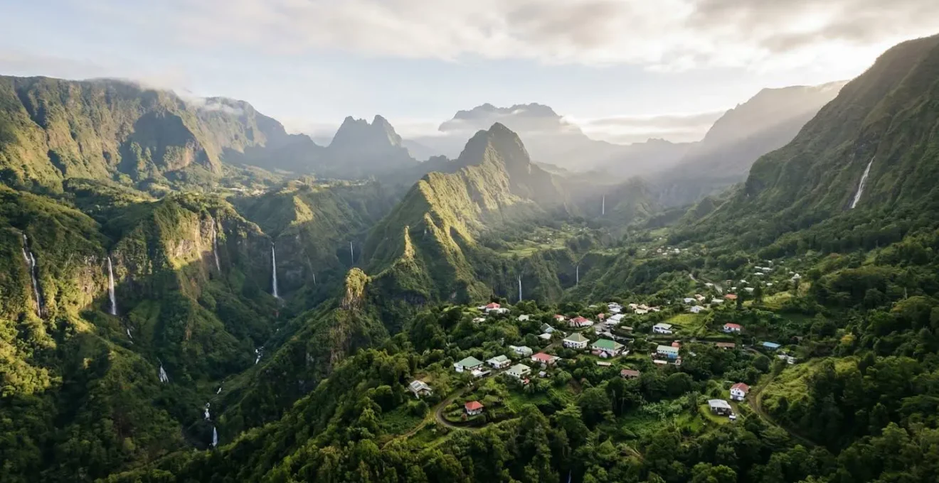 Vue panoramique du cirque de Salazie avec ses cascades et villages créoles perchés sur les hauteurs verdoyantes