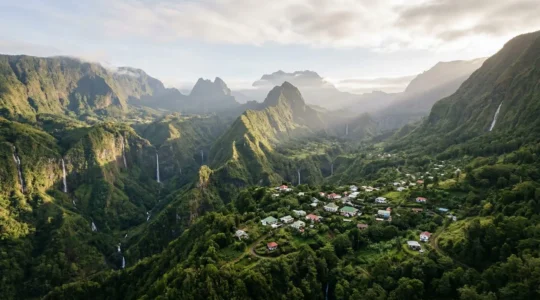 Vue panoramique du cirque de Salazie avec ses cascades et villages créoles perchés sur les hauteurs verdoyantes