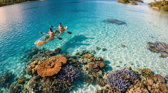 Vue aérienne d'un kayak transparent au-dessus d'un récif corallien coloré dans un lagon turquoise
