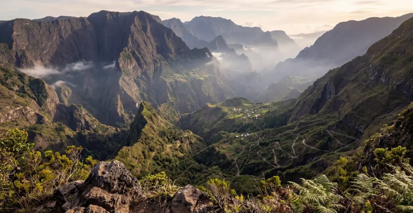 Vue panoramique du cirque de Mafate depuis le sentier de randonnée avec remparts vertigineux et îlets isolés