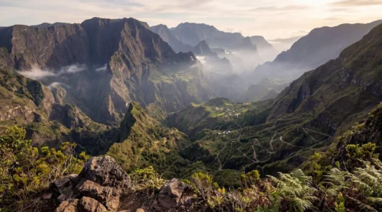 Vue panoramique du cirque de Mafate depuis le sentier de randonnée avec remparts vertigineux et îlets isolés