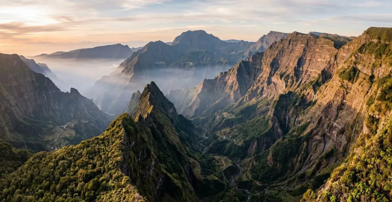 Vue aérienne spectaculaire des pitons, cirques et remparts classés UNESCO à La Réunion