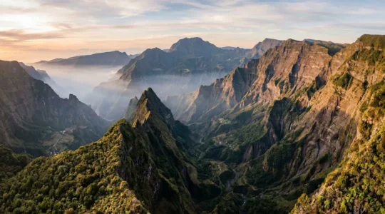 Vue aérienne spectaculaire des pitons, cirques et remparts classés UNESCO à La Réunion