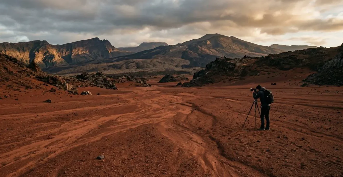 Photographe capturant le paysage martien de la Plaine des Sables à La Réunion au lever du soleil