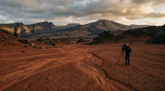 Photographe capturant le paysage martien de la Plaine des Sables à La Réunion au lever du soleil