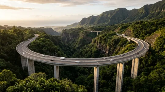 Vue aérienne spectaculaire de la Route des Tamarins à La Réunion avec ses viaducs traversant les ravines verdoyantes