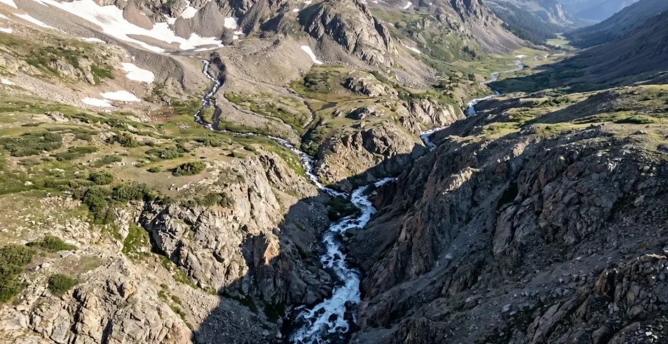 Vue aérienne d'un bassin versant montagneux montrant l'accumulation d'eau en amont
