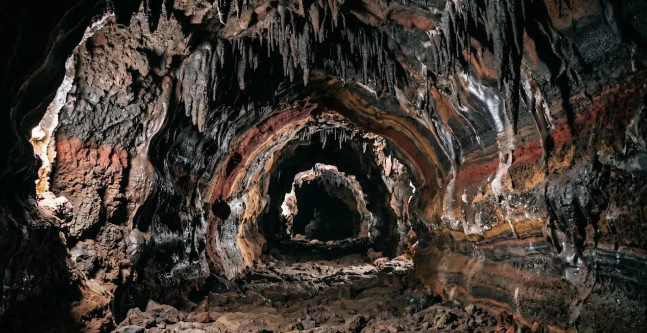 Vue en coupe d'un tunnel de lave montrant les différentes couches de refroidissement et les formations caractéristiques