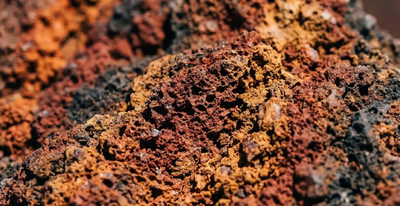 Vue macro du cratère Formica Leo avec ses roches rouges et ocres caractéristiques