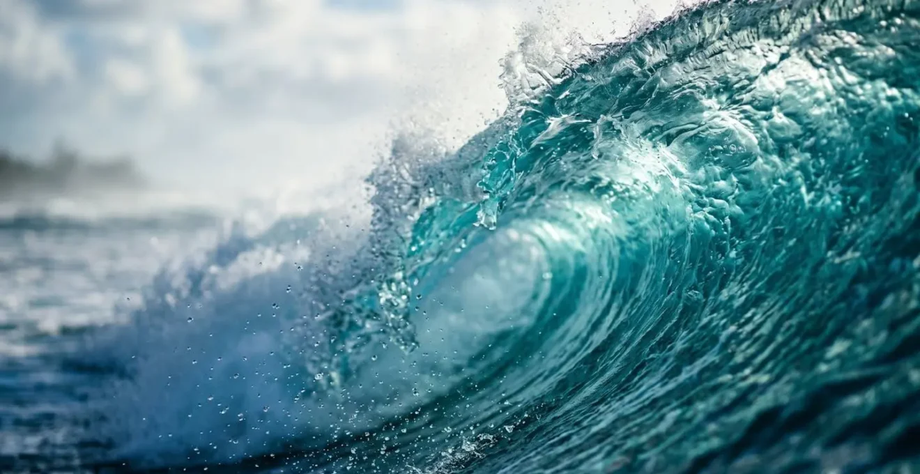 Vagues puissantes de la houle australe déferlant sur la plage de Boucan Canot par temps ensoleillé