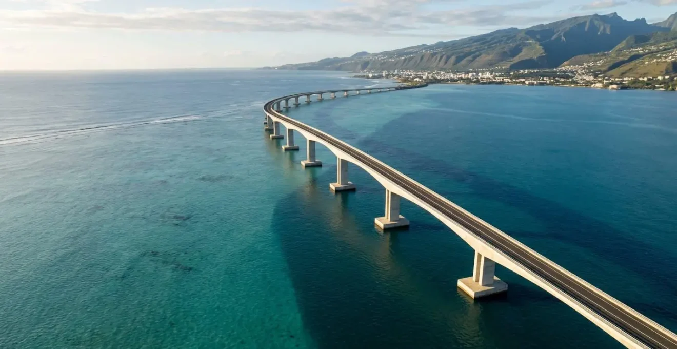 Vue aérienne du viaduc de la Nouvelle Route du Littoral s'étendant sur l'océan Indien